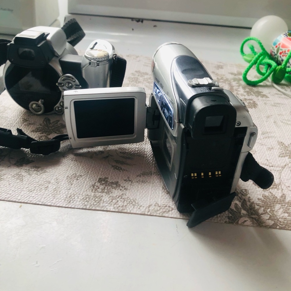 Silver Digital Camera - Compact Photo & Video - Picture 4 of 5